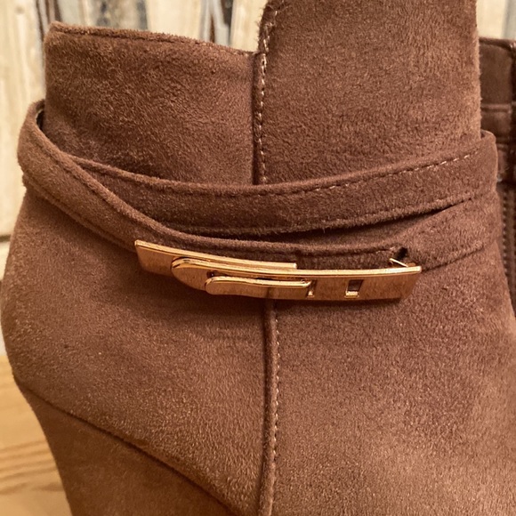 Cute taupe/brown wedge suede booties size 5.5 - Picture 2 of 8